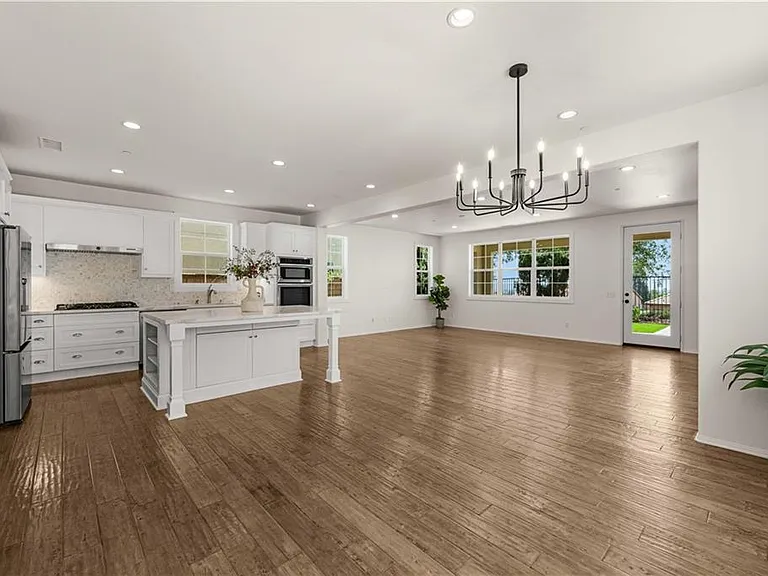 636 E Boxwood Ln — Photo 4