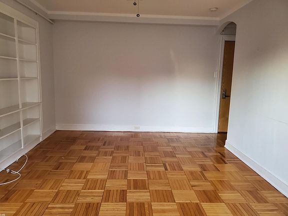 5th image of 1102 N Dearborn St #823