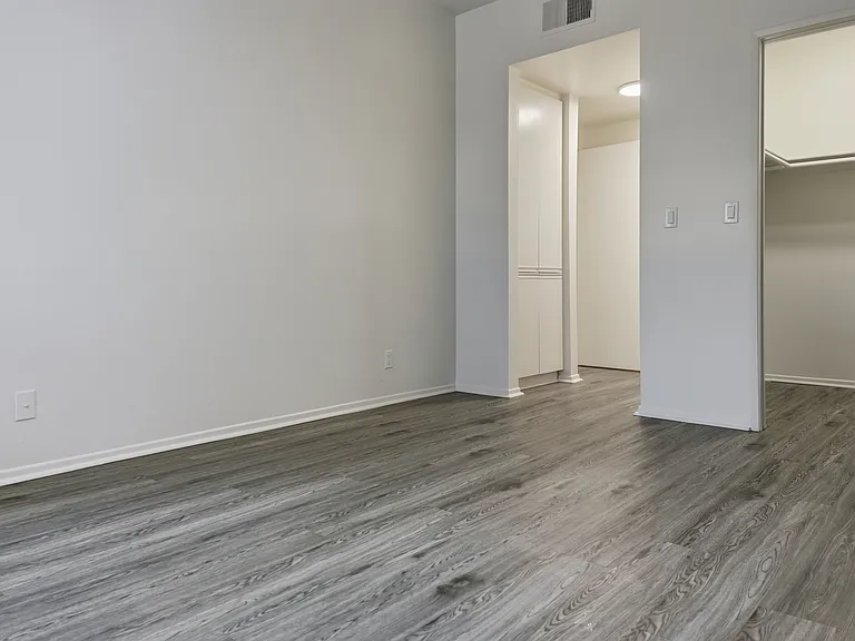 4343 Whitsett Ave #201 — Photo 2