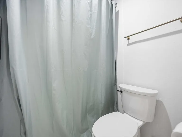 16202 Mill Point Dr — Photo 28