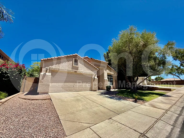 826 W Carob Dr — Photo 2