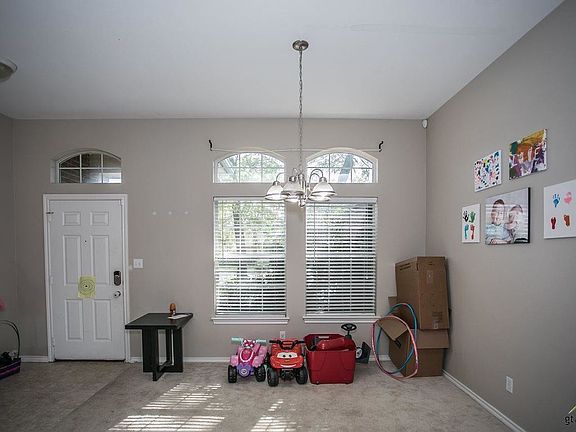 4th image of 410 Molly Ln