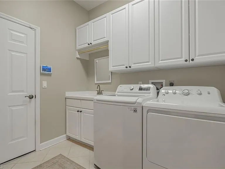16322 Edgemont Dr — Photo 23