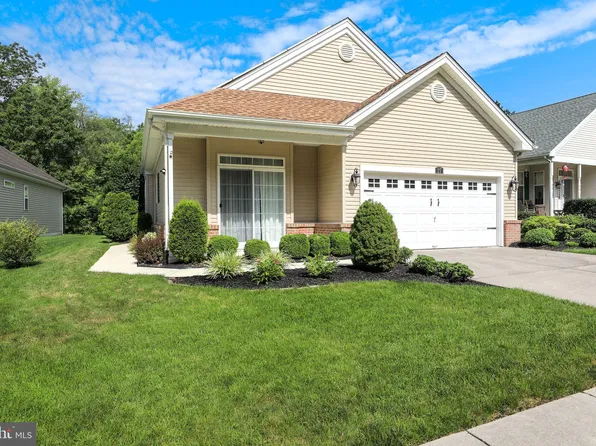 27 Huntington Dr, Southampton, NJ 08088