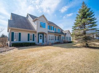 8159 W Hillview Dr, Mequon, WI 53097