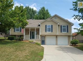 436 NE Station Dr, Lees Summit, MO 64086