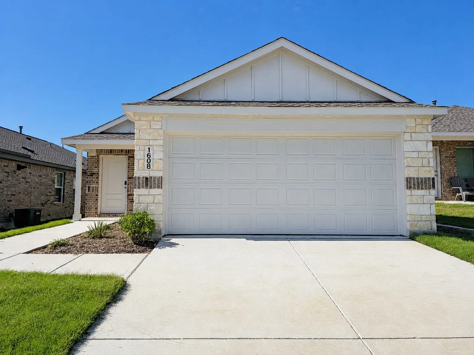 4 bed, 2.0 bath, 1656 sqft, $1,900 — Photo 2