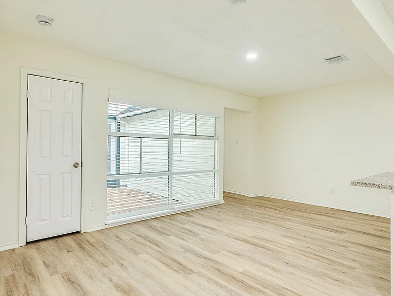 408 Gardenia St — Photo 8