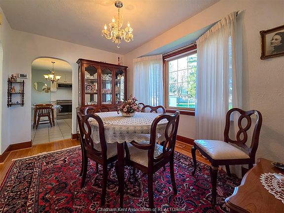 26th image of 465 Victoria Ave