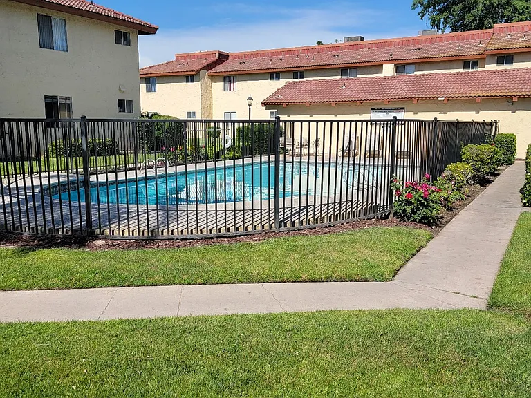 Sunburst Apartments — Photo 9