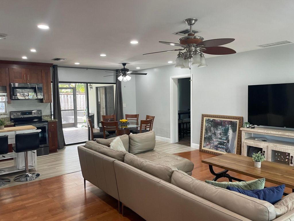 2620 NE 19TH Street, photo 4