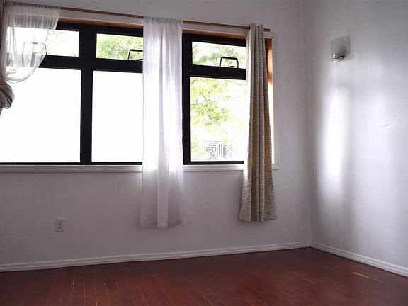 3rd image of 75 Laidlaw Ave APT 1
