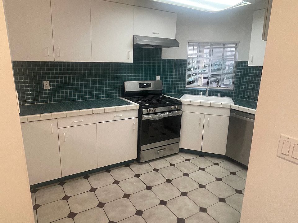 2nd image of 345 Myrtle St APT 4