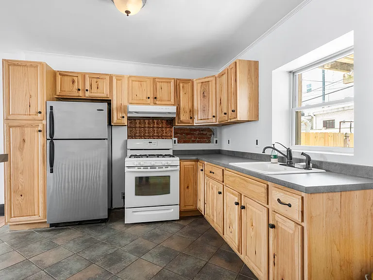 130 McClellan St — Photo 6