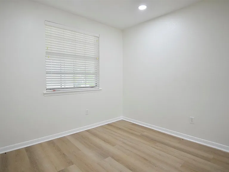 536 Castlelake Dr — Photo 9