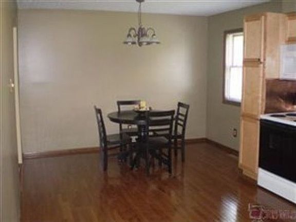 4th image of 3945 Holiday Dr