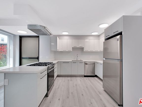 4th image of 917 S Berendo St #101