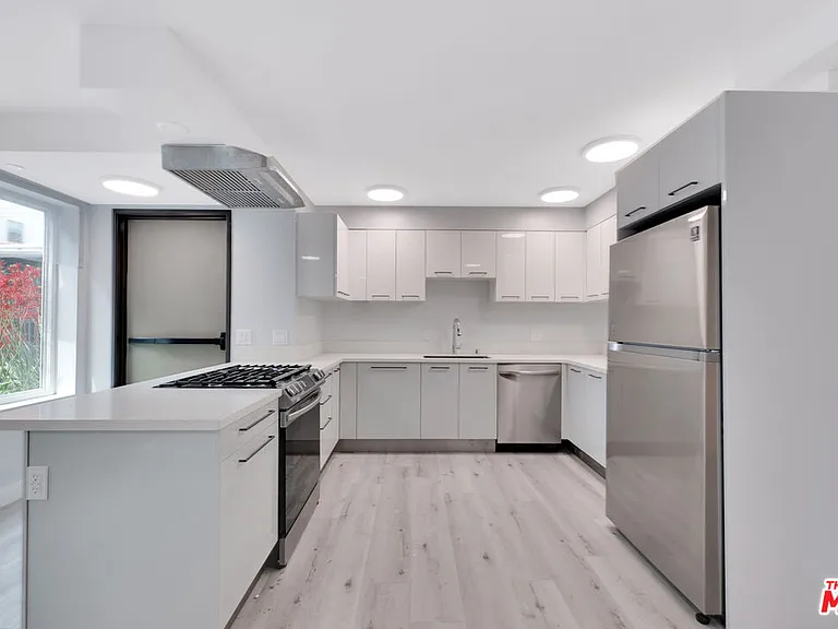 917 S Berendo St #101 — Photo 4