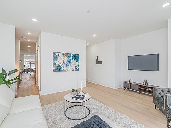 4th image of 2329 W Fullerton Ave #2E
