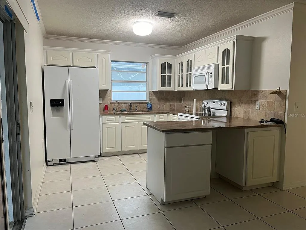 3 bed, 2.0 bath, 1298 sqft, $2,600 — Photo 4