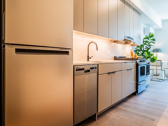 3rd image of 1531 N Fremont St #406