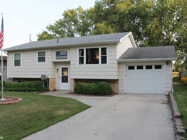 836 W J St, Forest City, IA 50436