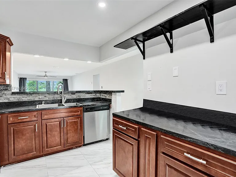 9540 NW 65th St #D8 — Photo 7