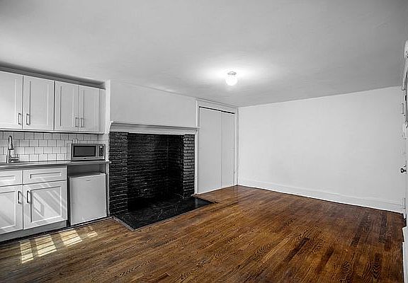 4th image of 231 W 13th St APT 2