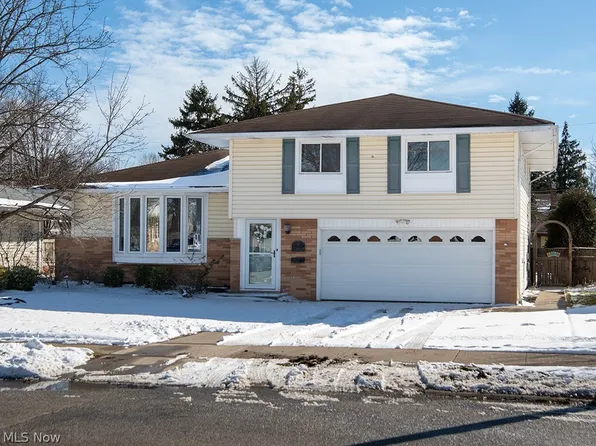 21801 Briarwood Dr, Fairview Park, OH 44126