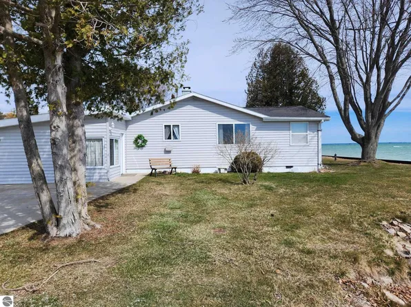 1010 5th St, Tawas City, MI 48763