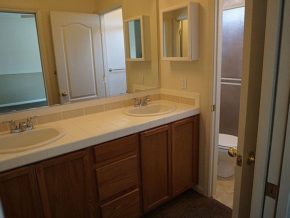 En-suite master bathroom 