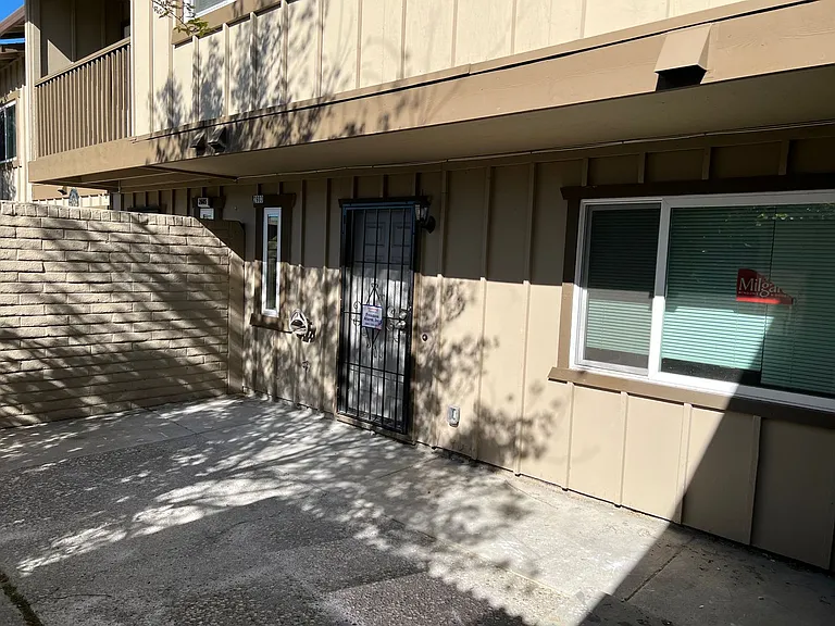2603 Carlton Ln — Photo 2