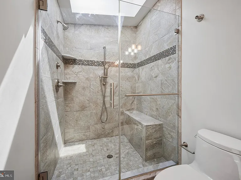 447 Dupont St — Photo 21