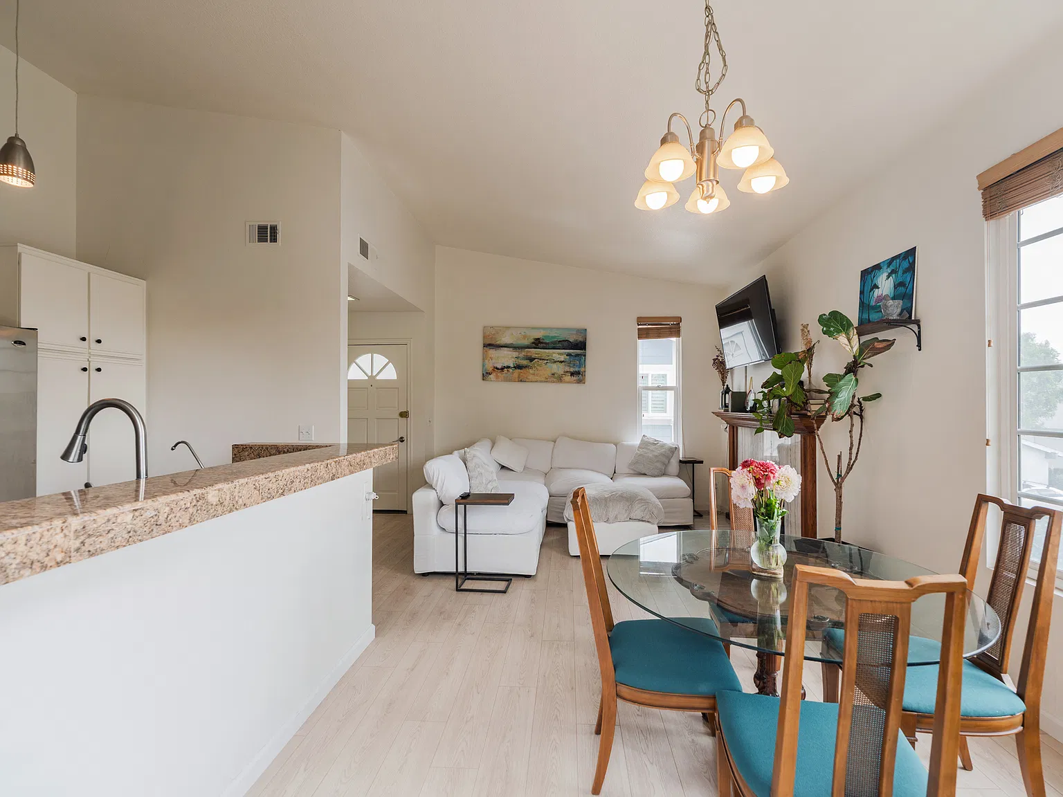 2 bed, 916 sqft, $3,700 — Photo 4