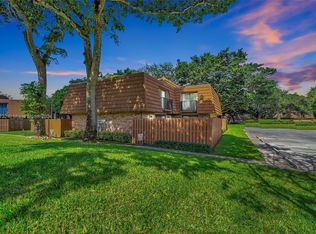 2572 Camelot Ct, Hollywood, FL 33026