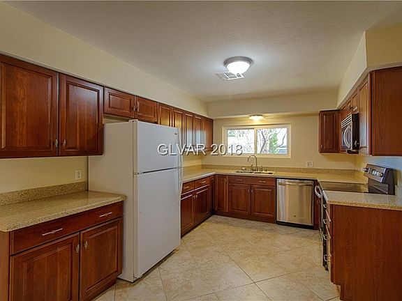 3rd image of 986 El Camino Way