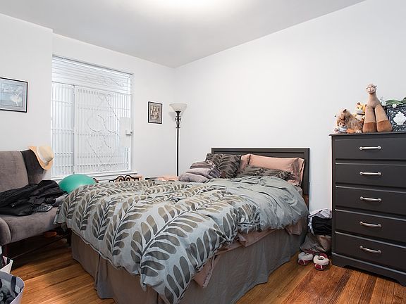 4th image of 303 W 19th St #50