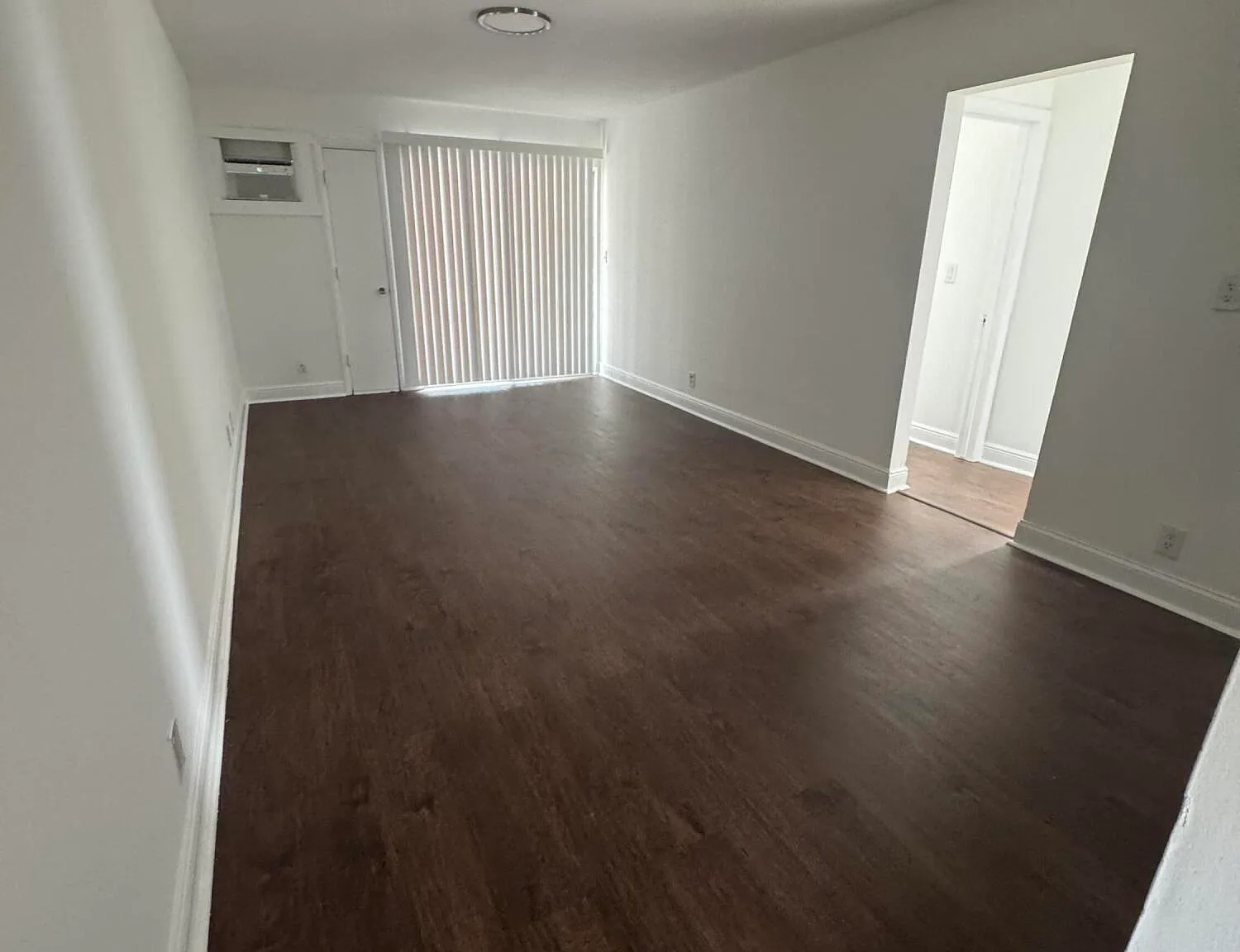 2 bed, 1.0 bath, 698 sqft, $2,000 — Photo 3
