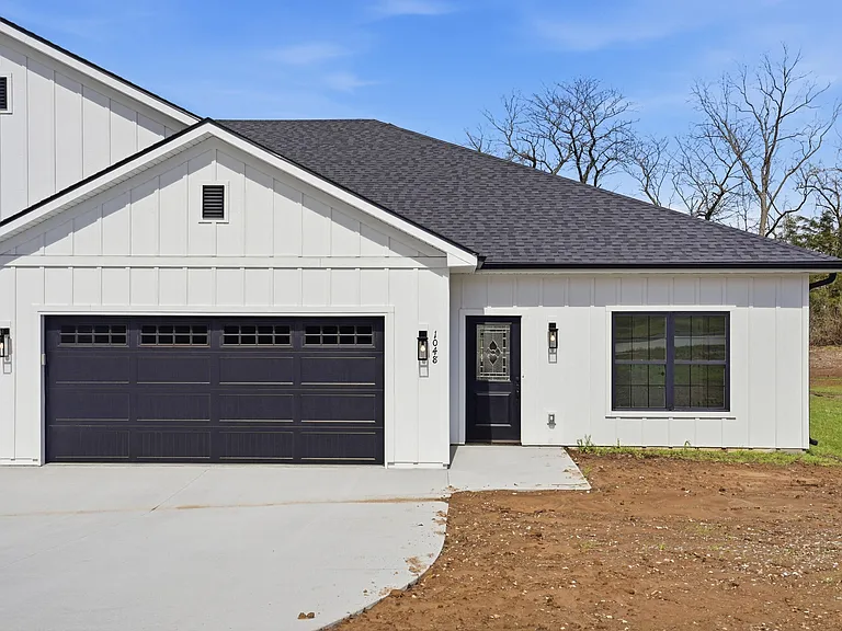 1048 Stonehaven Dr — Photo 1