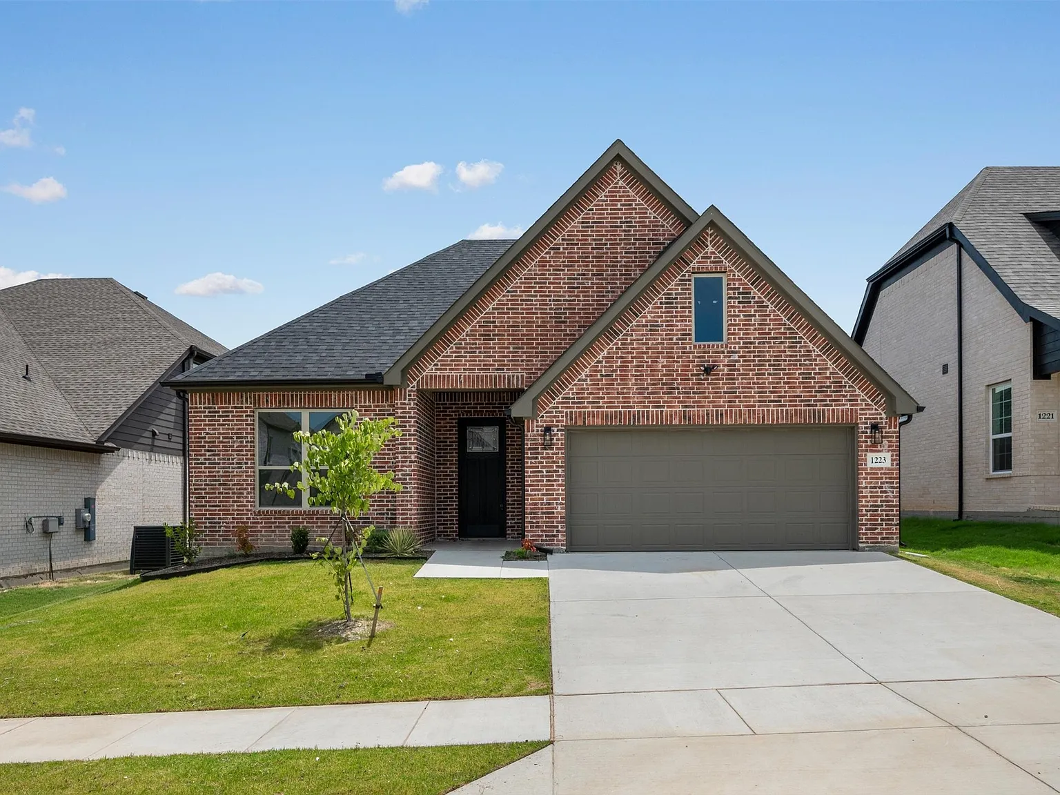 4 bed, 3.0 bath, 2293 sqft, $3,000 — Photo 2