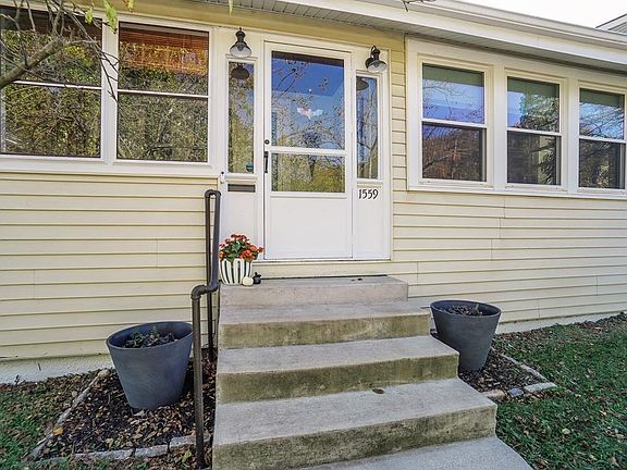3rd image of 1559 Springlawn Ave