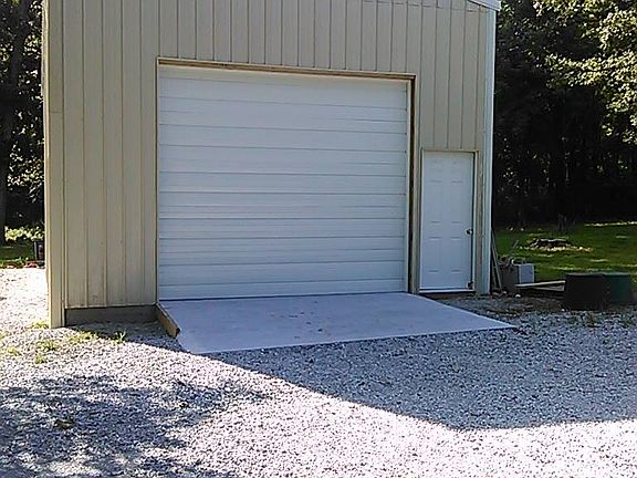 Detached garage/shop