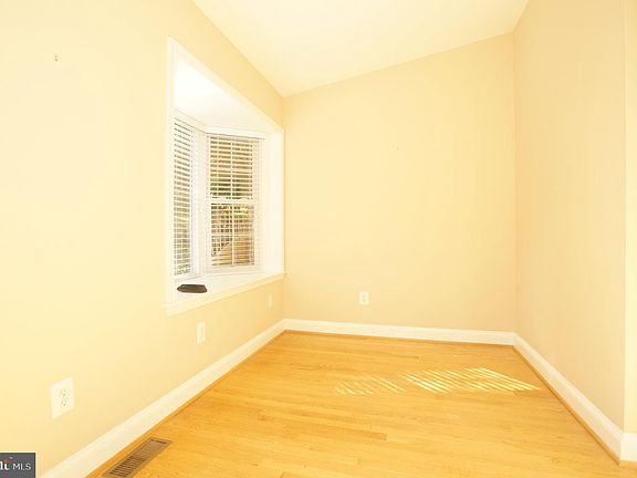 3rd image of 1517 N Kenilworth St