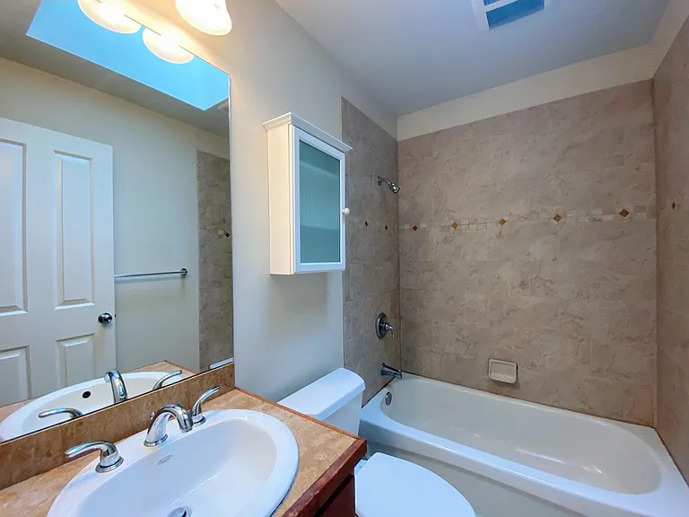 Full bath between bedrooms