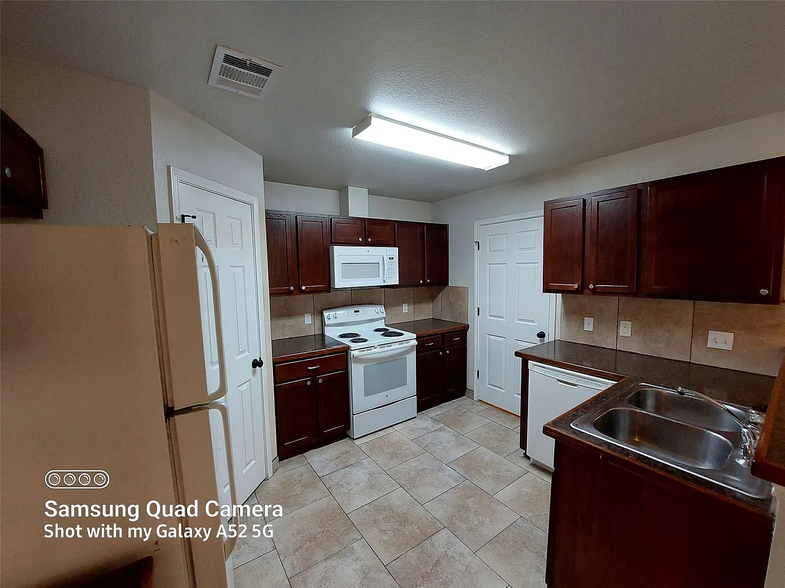3 bed, 2.0 bath, 2238 sqft, $1,650 — Photo 4