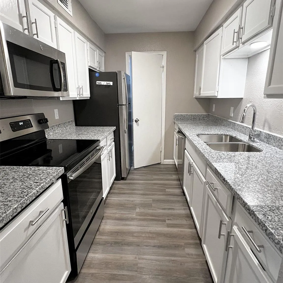 2 bed, 2.0 bath, 1195 sqft, $1,450 — Photo 2