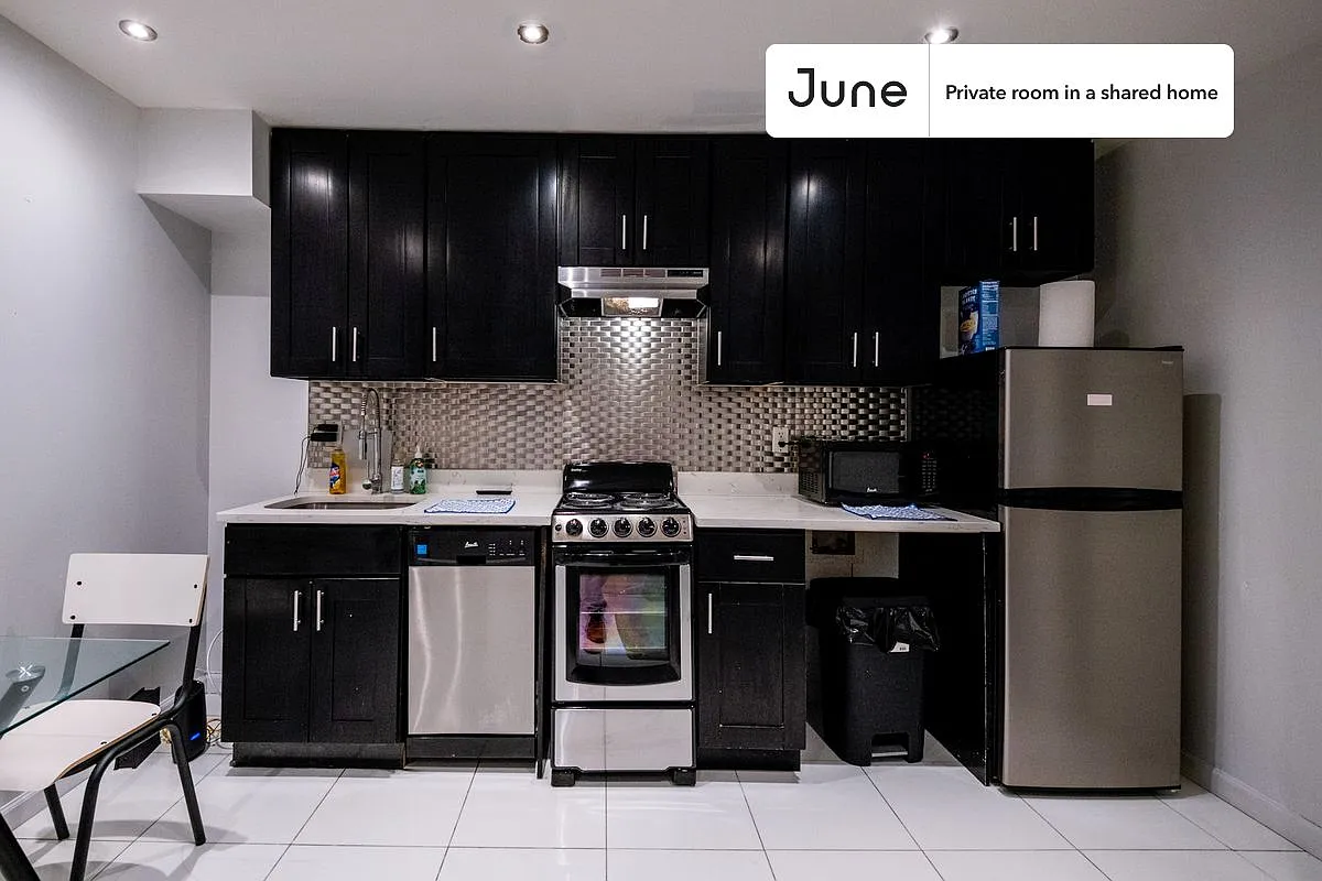 Twin bedroom in 5 bed/2 bath home in Upper West Side #1805 D — Photo 4