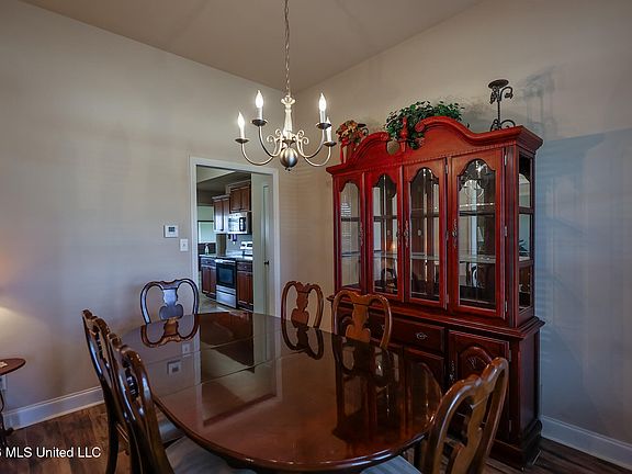3rd image of 7693 Woodridge Dr