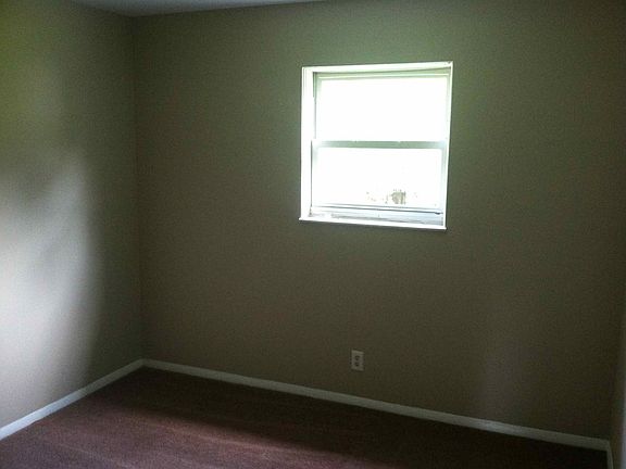 4th image of 706 Village Ln APT 8