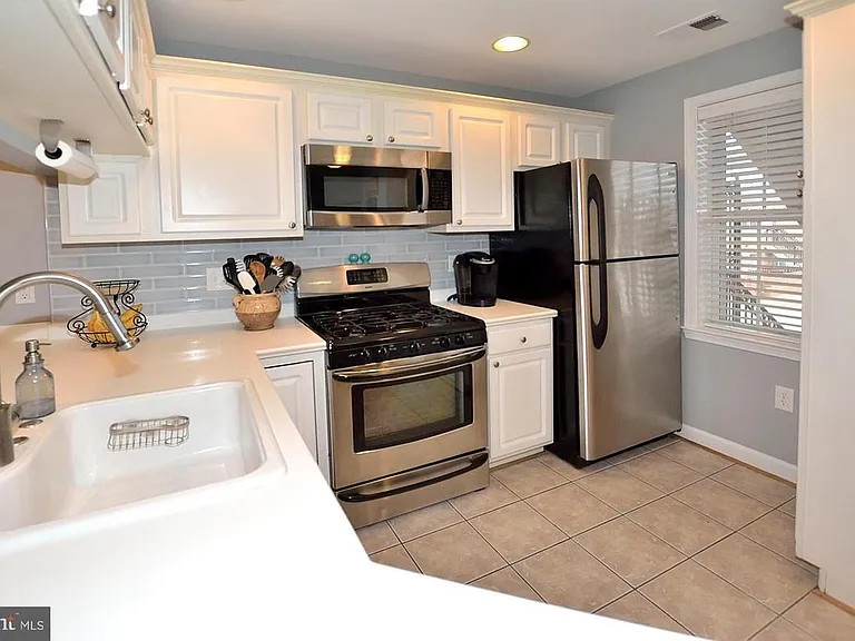 6940 Fairfax Dr #304 — Photo 7